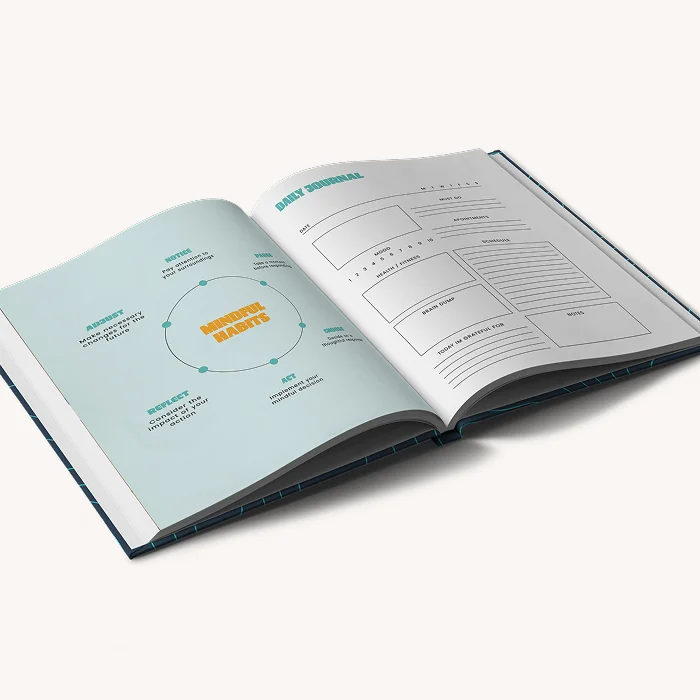 Journal ouvert avec des pages répertoriant des habitudes conscientes et le programme de votre journée.